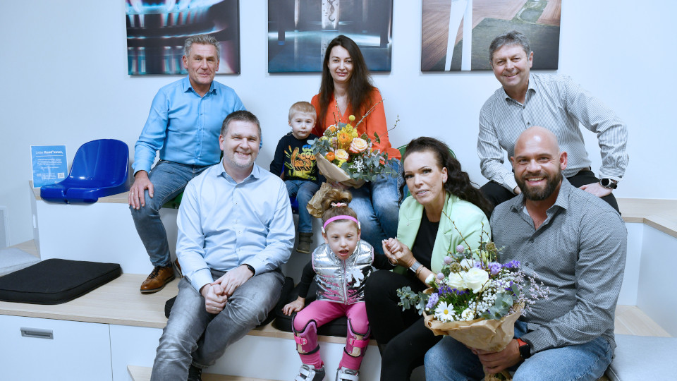 Thomas Kleinert, das Stadtwerk.Regensburg (oben links) und Reinhard Brandl, REWAG (oben rechts) bei der Spendenübergabe an Laniya und Dominik mit Familien