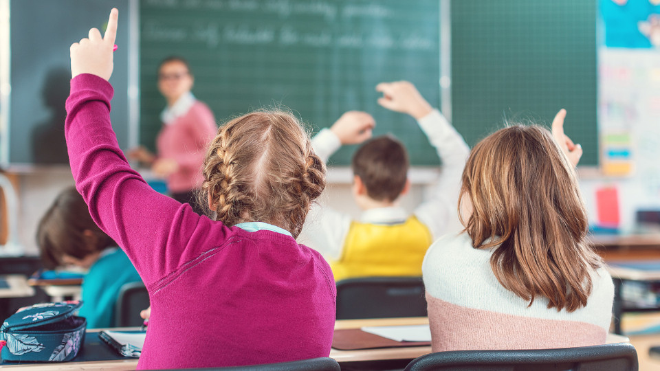 Symbolbild: Zwei Mädchen melden sich im Unterricht