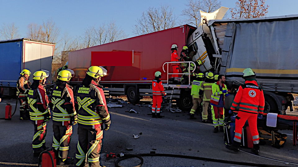 Bild vom Unfall: Rettungskräfte versuchen Person aus LKW zu evakuieren