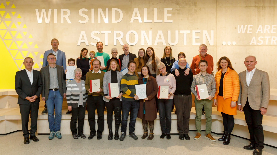 Gruppenfoto der vergangenen Preisträger/innen 2023
