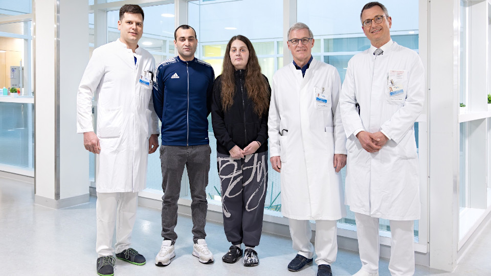 Familie B. zusammen mit Prof. Dr. Lars Maier, Prof. DR. Christof Schmid und PD Dr. Zdenek Provaznik (v.re.).