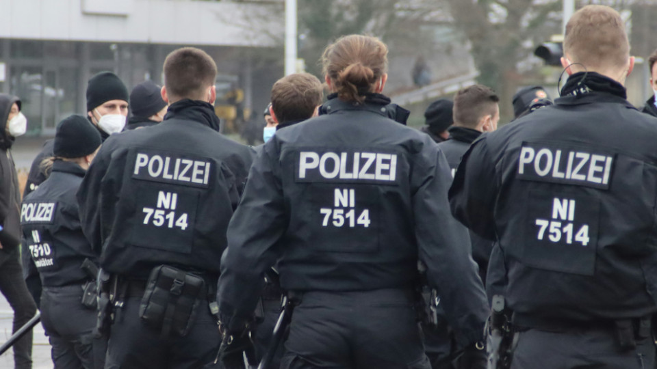 Symbolbild: Polizisten stehen auf der Straße