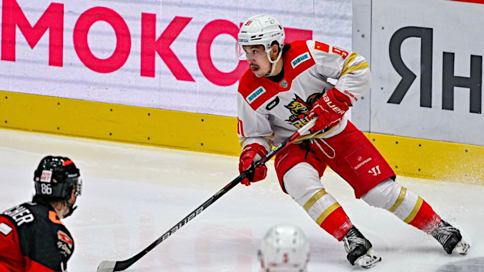 Tyler Wong auf dem Eis