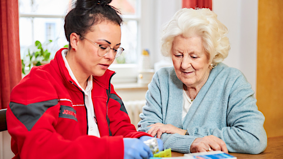 Frau hilft älteren Dame