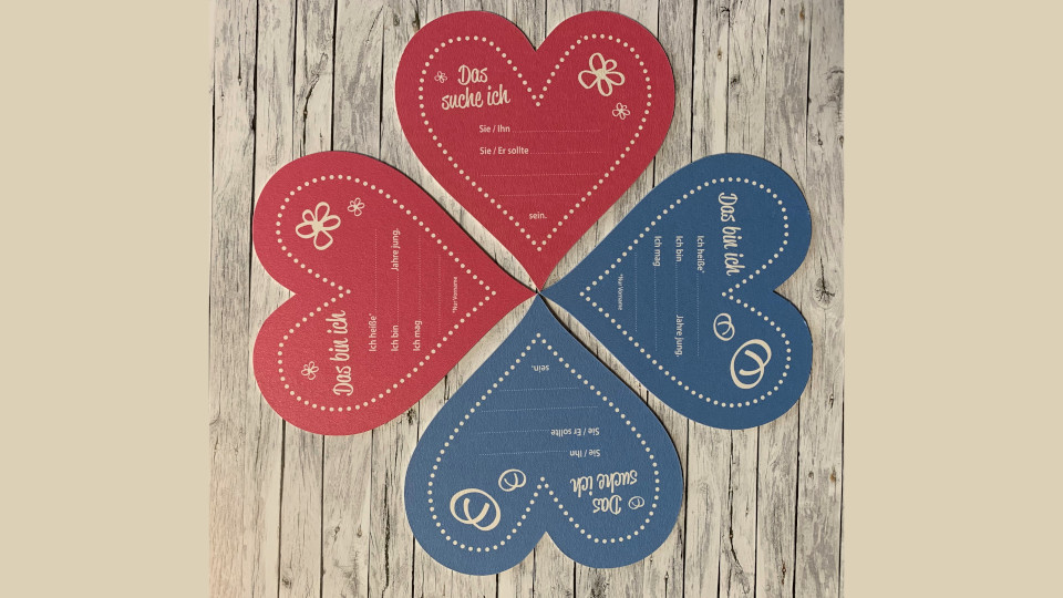 Rosa und blaue Herzenskarten