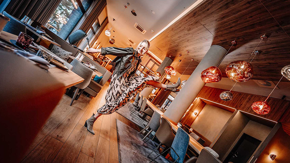 Model Barbara beim FACE AND FASHION-Shooting im Novotel und Gold & Brown in Regensburg
