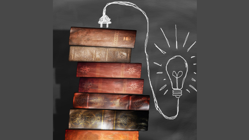 Symbolbild: Bücher stehen gestapelt vor einer Tafel und mit Kreide ist ein Kabel gezeichnet worden, welches zu einer Glühbirne leitet