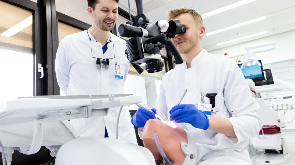 Prof. Matthias Widbiller (li.) und seine Kolleginnen und Kollegen wollen mit ihrem Projekt die Akutversorgung von Zahntraumata in ländlichen Gegenden stärken.