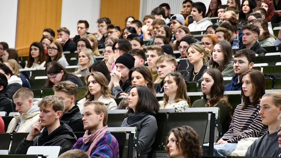 Studierende sitzen im Hörsaal