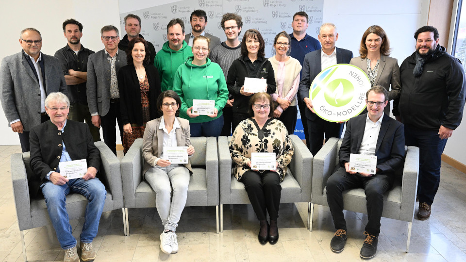 Landrätin Tanja Schweiger (2.v.r.), Regensburgs Bürgermeister Ludwig Artinger (3.v.r.), Thalmassings Bürgermeister Raffael Parzefall (rechts) sowie der Leiter des Amts für ländliche Entwicklung, Kurt Hillinger (links) mit dem Team der Öko-Modellregion Stadt.Land.Regensburg und den Fördergeldempfängern