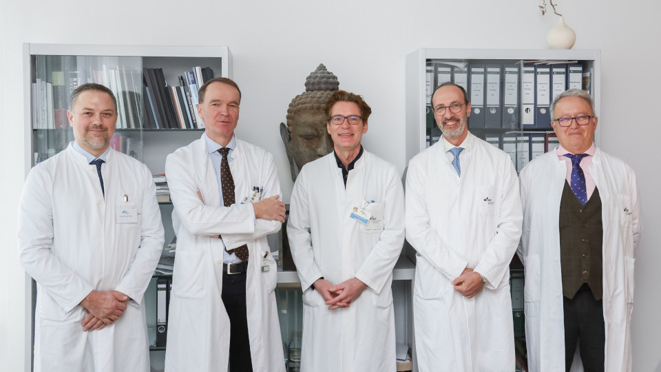 .): Prof. Dr. Jan Plock (Mitglied des EBOPRAS-Prüfungsausschusses), Prof. Dr. Oliver Kölbl, Ärztlicher Direktor UKR, Prof. Dr. Dr. Lukas Prantl (Leiter Hochschulzentrum), Prof. Dott. Aurelio Portincasa (Präsident der Plastic Reconstructive and Aesthetic Section der UEMS) und Prof. Dott. Javier Enríquez-de Salamanca-Celada (Vertreter der Spanischen Gesellschaft für Plastische, Rekonstruktive und Ästhetische Chirurgie SECPRE im EBOPRAS)
