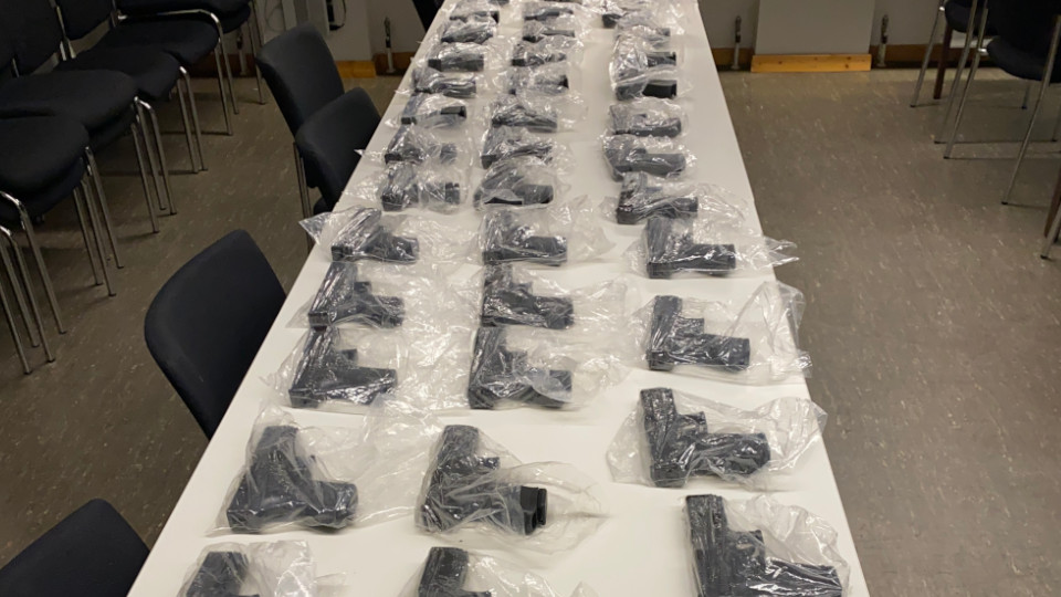 Waffen liegen auf einem Tisch