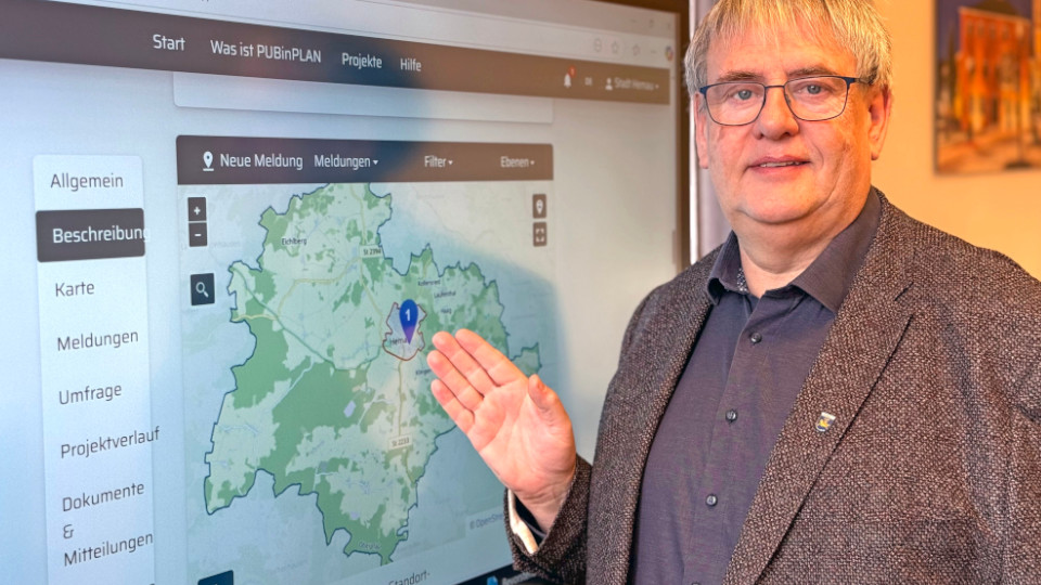 Über die Plattform PUBinPLAN können Bürgerinnen und Bürger ihre Ideen zum Projekt „Sorgende Stadt Hemau" einbringen. Die Stadt Hemau - hier Bürgermeister Herbert Tischhöfer - schlägt das Bleicher-Anwesen vor