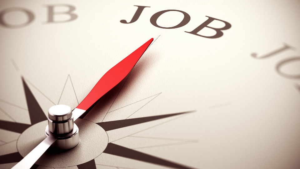 Symbolbild: Kompassnadel zeigt auf das Wort "Job"