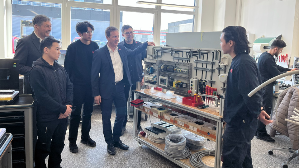 In der Bildungsakademie der F.EE GmbH werden die drei jungen Kirgisen, hier mit HWK-Präsident Dr. Georg Haber (2.v.li.), dem stv. HWK-Hauptgeschäftsführer Hans Schmidt (2.v.re.) und Ausbildungsleiter Elektrotechnik Thomas Schmid (1.v.re.) zu Elektronikern für Automatisierungs- und Systemtechnik ausgebildet. 