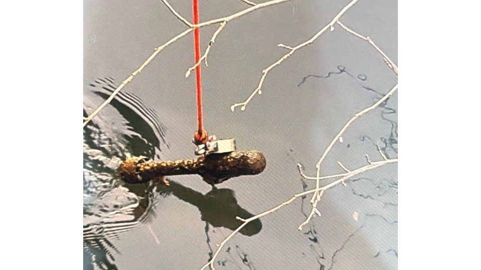 Panzerabwehrgranate wird aus dem Wasser gezogen