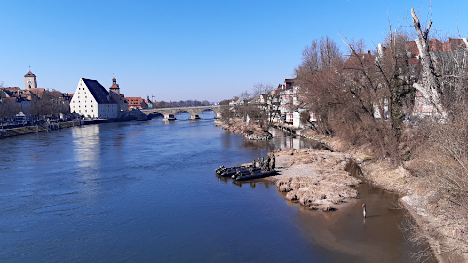 Soldaten stehen am Donauufer in Regensburg
