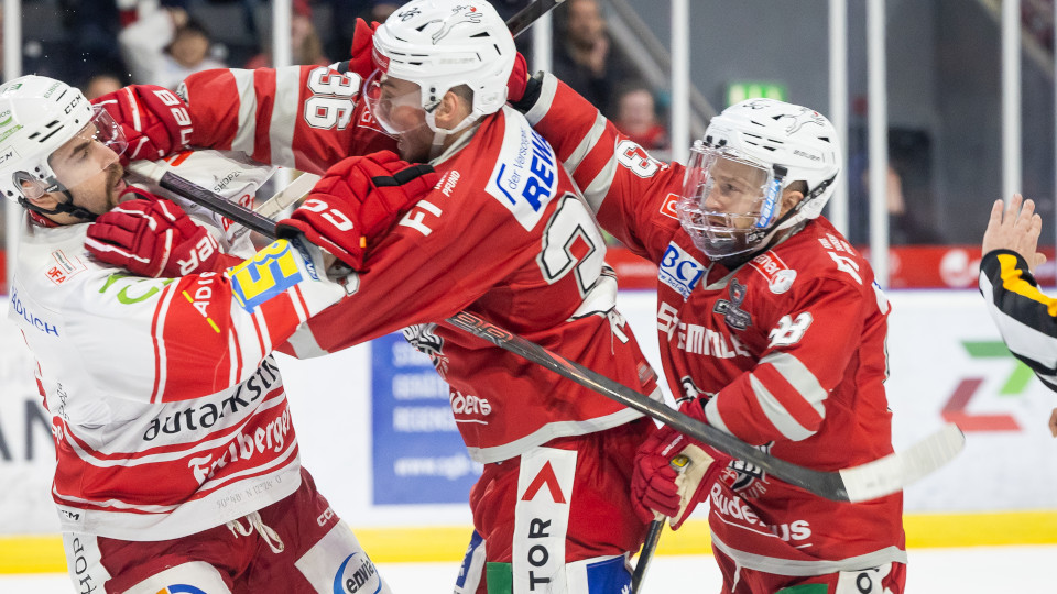 Eishockey Spieler auf dem Eis schreien sich an