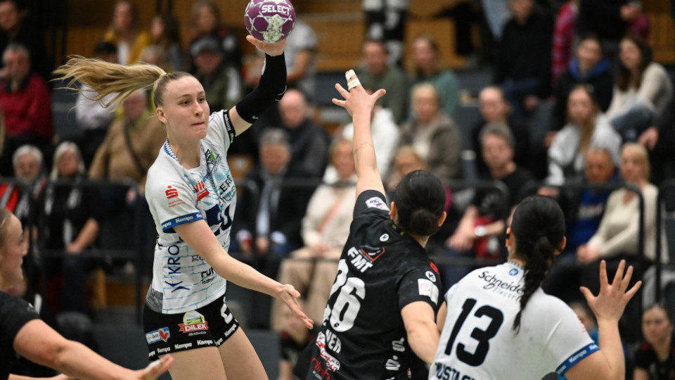 Handballspielerin wirft den Ball