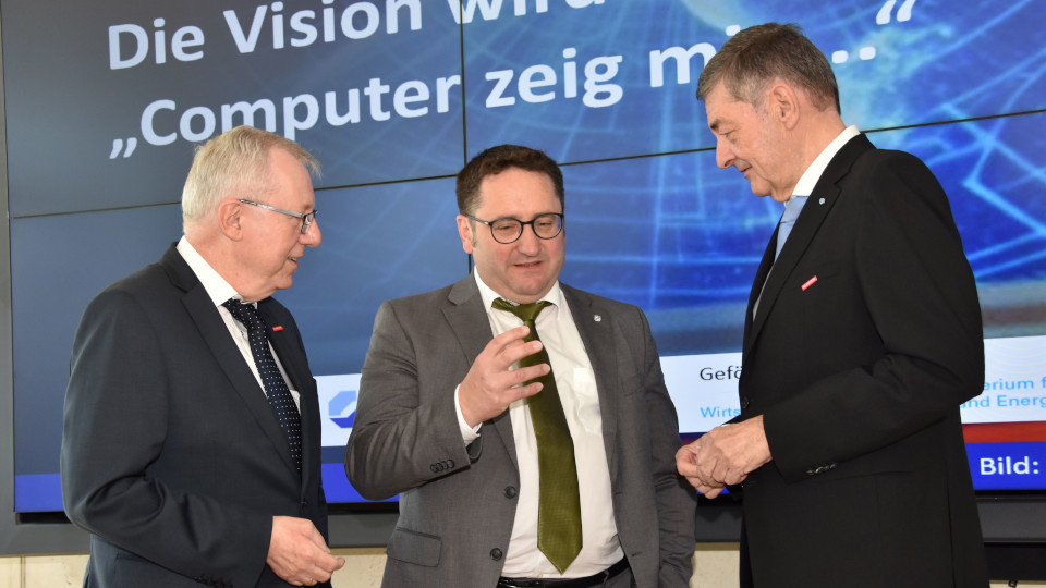 Wollen das ostbayerische Handwerk in puncto KI zukunftsfit machen (v.li.): HWK-Hauptgeschäftsführer Jürgen Kilger, Bayerns Wirtschafts- und Energiestaatssekretär Tobias Gotthardt und HWK-Präsident Dr. Georg Haber