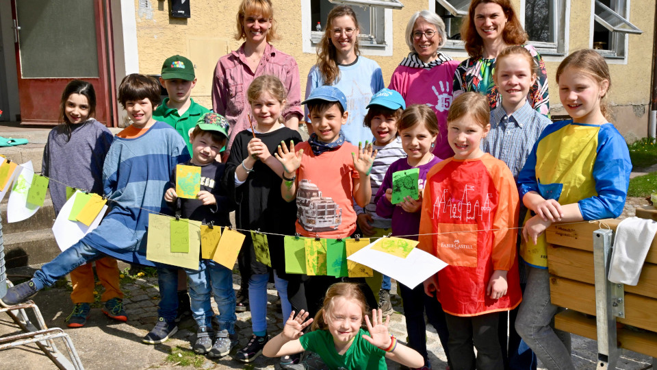 : Landrätin Tanja Schweiger, Stephanie Fleiner (Geschäftsführerin OGV-KV), Theresa Eberlein sowie Luzie Gerb (von rechts) mit den Kindern, die sich im Mach mit!-Projekt mit den Birnenschönheiten auseinandersetzten. 