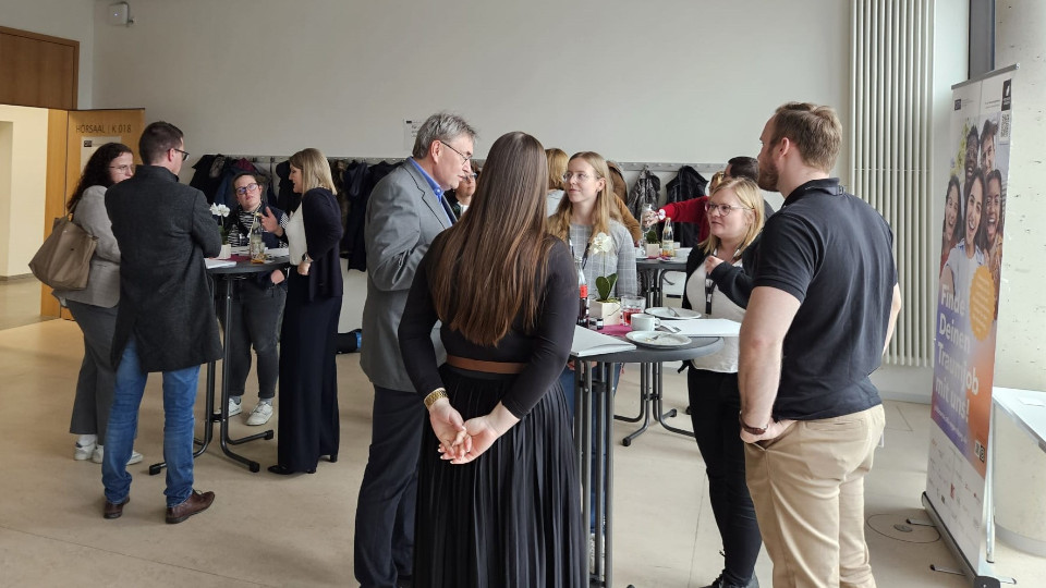 Die Teilnehmenden des Netzwerktreffens diskutierten intensiv über die Themen Recruiting, Mitarbeiterbindung und Verzahnung von Studium und Praxis