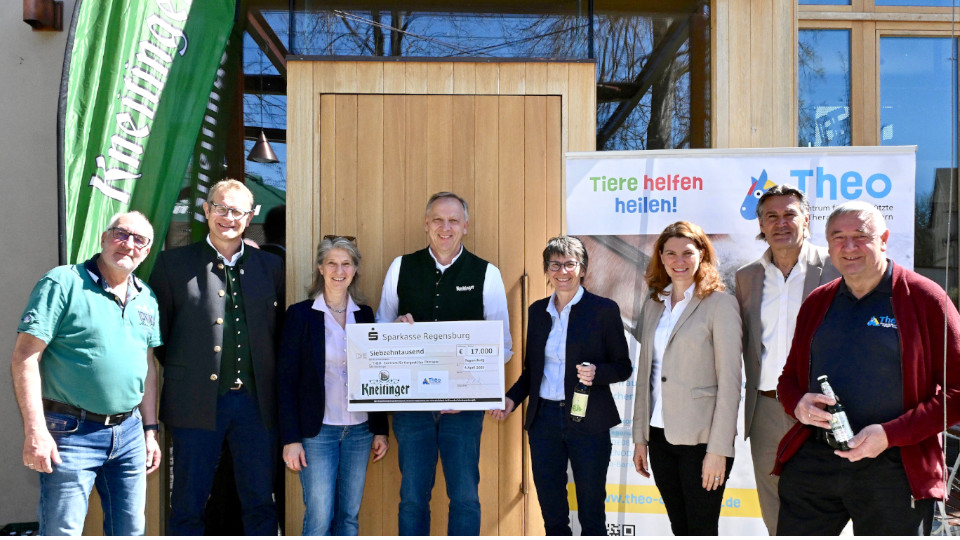 Kneitinger-Spendenübergabe an „Theo“ in Niedertraubling