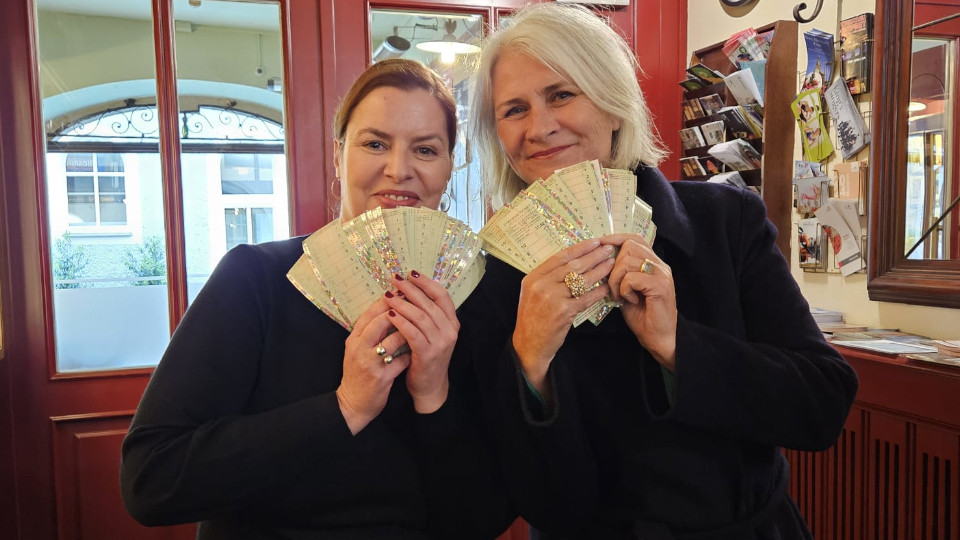 Annette Ebmeier und Bea Szabo halten Streifentickets hoch