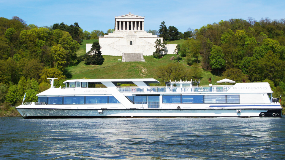 Kristallprinzessin schwimmt auf der Donau vor der Walhalla