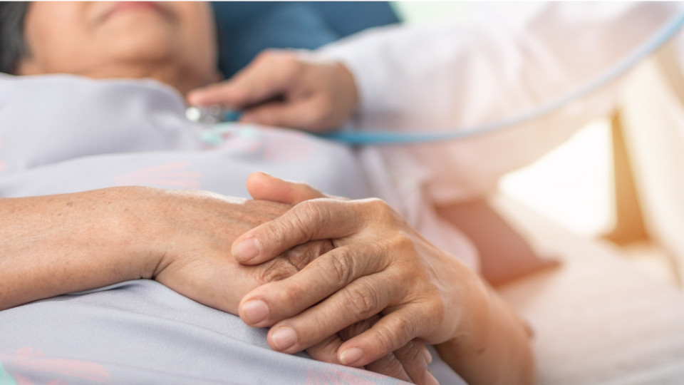 Arzt kümmert sich um Patientin