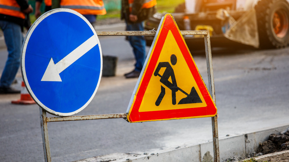 Symbolbild: Schilder zur Absperrung der Straße