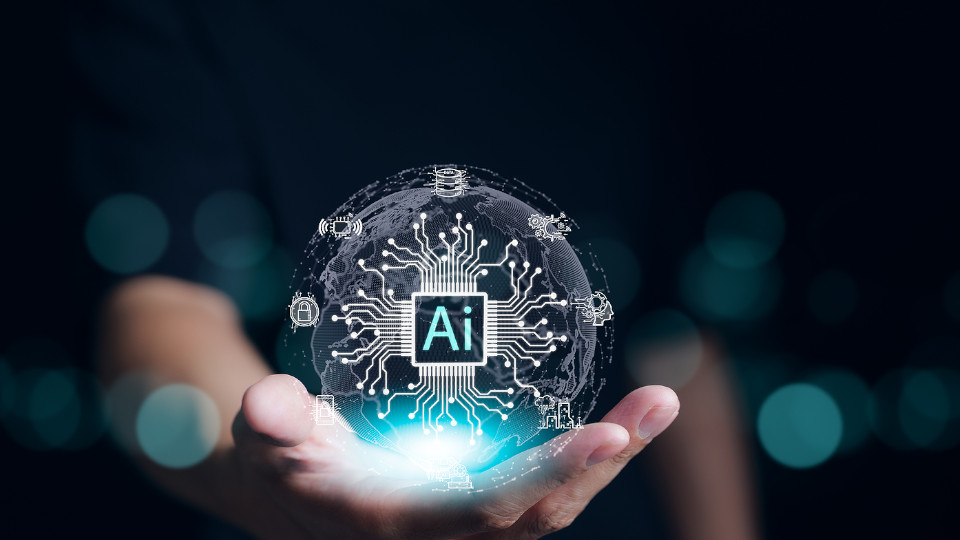 Symbolbild: "AI" in der Hand eines Menschen 