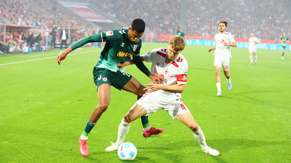 Spieler des Jahn und des 1. FC Köln kämpfen um Ballbesitz