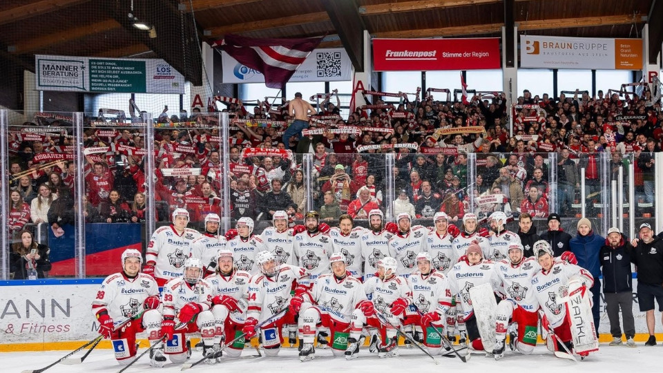 Die Eisbären als Team auf dem Eis