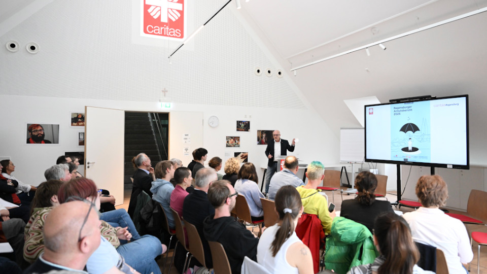 Der Konferenzraum im Caritas Beratungszentrum St. Gabriel war bei der Diskussionsrunde zum Thema Obdachlosigkeit gut gefüllt