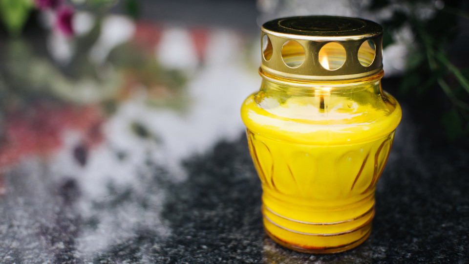 Symbolbild: Grab Kerze