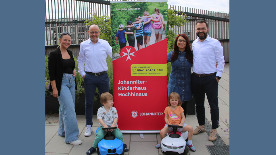 Kinder auf den Bobbycars