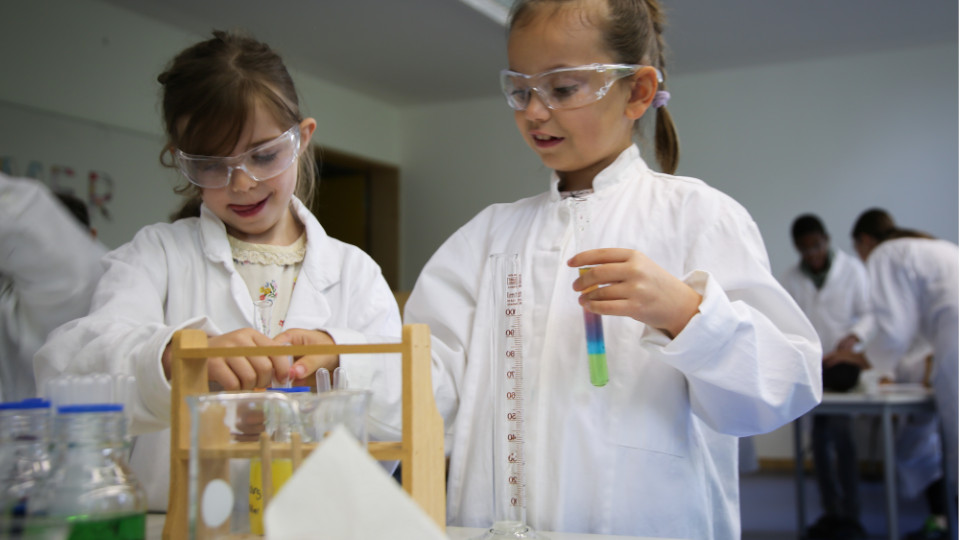Die jungen Chemikerinnen und Chemiker der Grundschule Hohes Kreuz