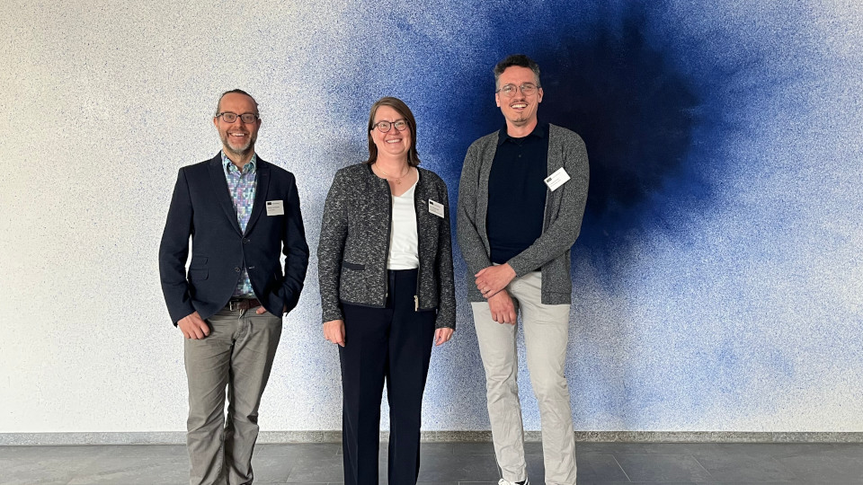 : Prof. Dr. Timo Baumann (l.) und Dr. Manuel Kirschner (r.) mit Vizepräsidentin Prof. Dr. Birgit Rösel. 