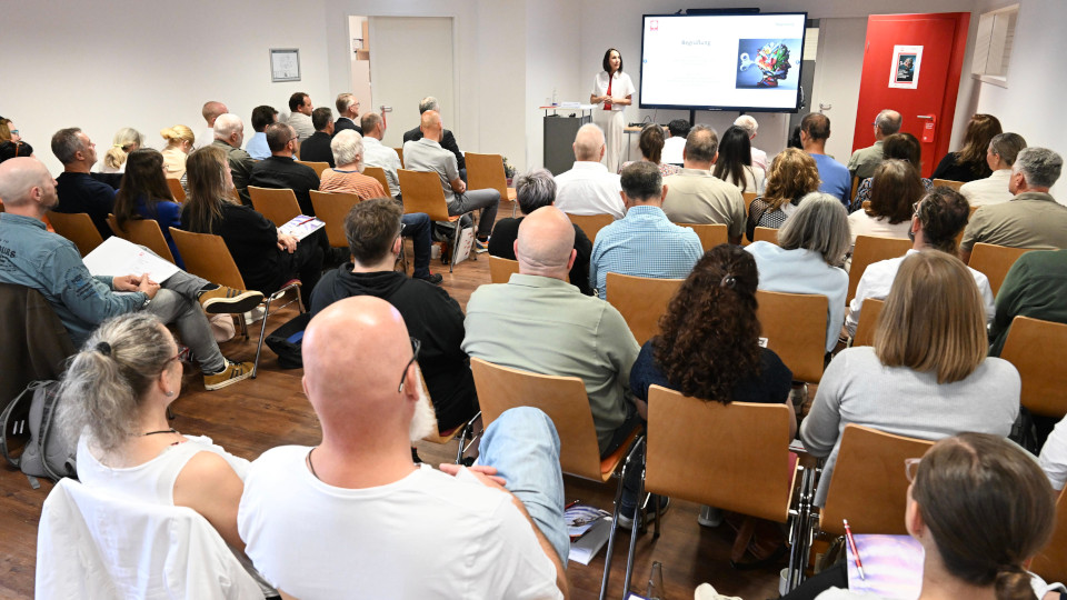 Marion Santl, Leiterin der Caritas Suchtambulanz, konnte beim Fachtag „Sucht im Betrieb" zahlreiche Vertreterinnen und Vertreter von Unternehmen aus ganz Bayern in Regensburg begrüßen