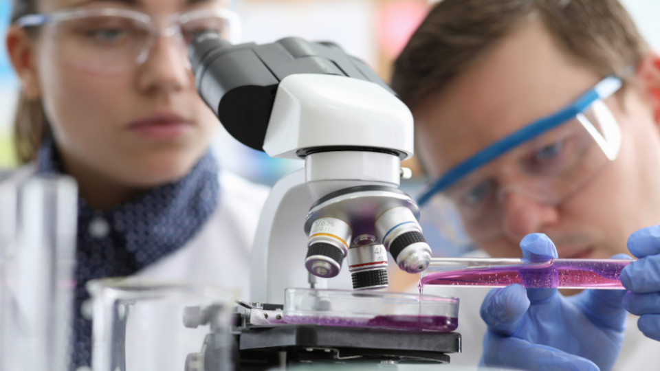 Symbolbild: Frau und Mann im Labor