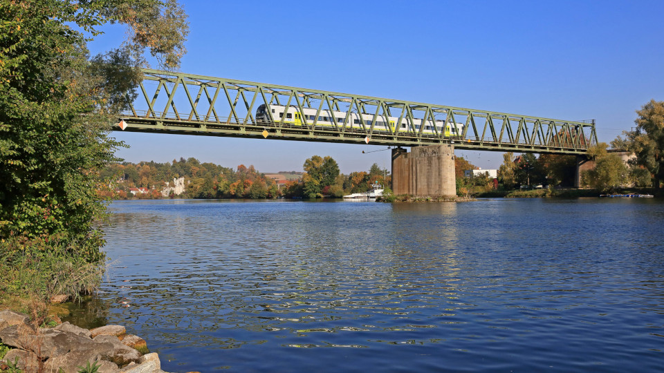 Zug fährt über Brücke