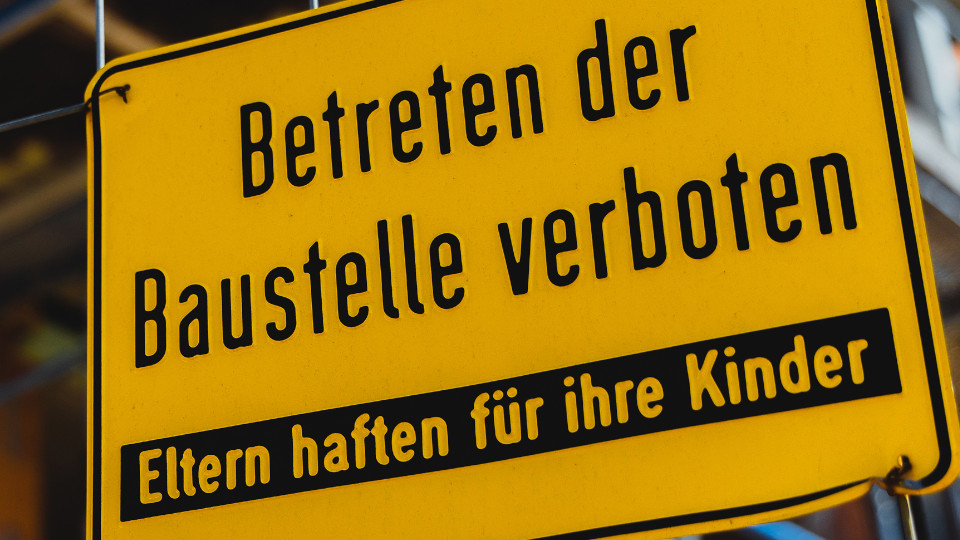Baustellenschild "Betreten der Baustelle Verboten - Eltern haften für ihre Kinder"