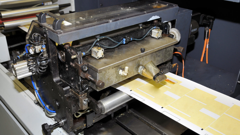 Symbolbild: Drucker druckt Aufkleber