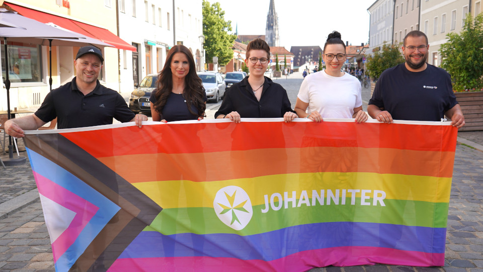 Alexander Irmisch (Queeres Regensburg e.V.), Ramona Koller (Johanniter-Personalreferentin), Sabine Jokuschies (Queeres Regensburg e.V.), Melanie Föllmer (Queeres Regensburg e.V.), Tobias Karl (Johanniter-Regionalvorstandsmitglied)