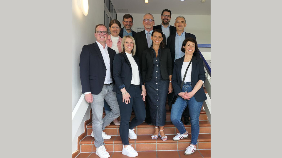v.l. Dr. Reinhard Saller (Niederbayern Forum e.V.), Teresa Sitzberger (Wirtschaftsförderin Landkreis Regen), Marion Imre (Projektleiterin vhs akademie), Thomas Skowronek (Geschäftsführer RBZ Eckert Schulen), Wolfgang Günthner (Geschäftsleiter vhs ARBERLAND), Andrea Radlbeck (Leiterin Unternehmenskommunikation Eckert Schulen), Dr. Martin Giehrl (Kaufmännischer Leiter Eckert Schulen), Dr. Ronny Raith (Landrat), Evi Hackl (PR vhs akademie)