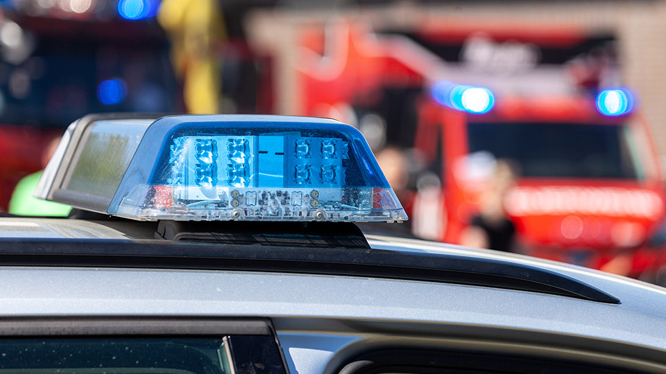 Polizei und Feuerwehr im Einsatz (Symbolbild)