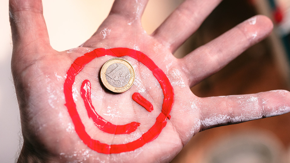 Smiley ist auf die Hand gemalt