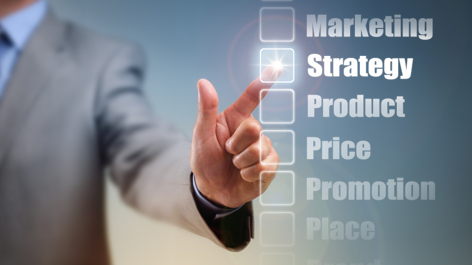 Symbolbild: Mann klickt auf das Wort "Strategie"