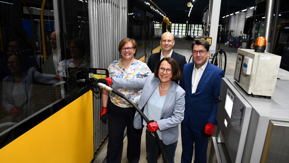 Sandra Schönherr (Betriebsleiterin das Stadtwerk.Mobilität); Gertrud Maltz-Schwarzfischer (Oberbürgermeisterin der Stadt Regensburg); Mathis Broelmann (Kaufmännischer Leiter das Stadtwerk.Regensburg); Manfred Koller (Geschäftsführer das Stadtwerk.Regensburg)